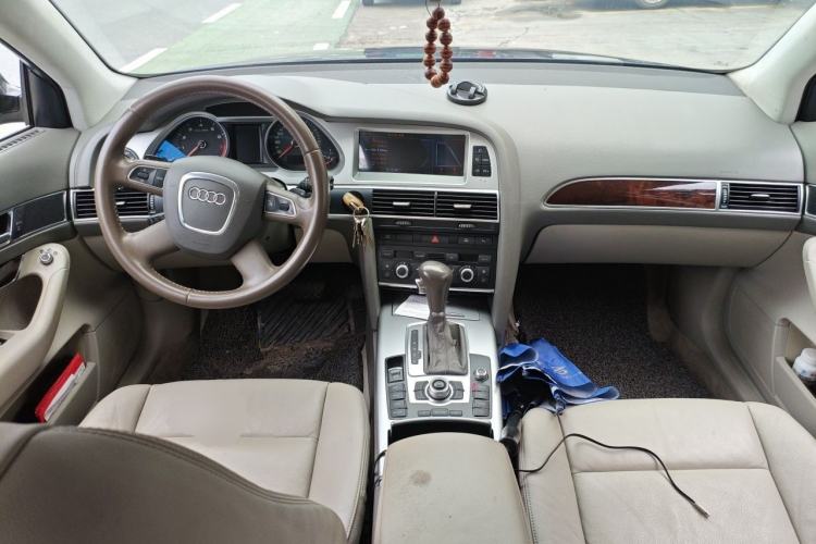 Used Audi A6L 2011 2.0 TFSI automatic Comfort trim Center Console