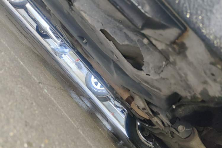 Used Audi A6L 2011 2.0 TFSI automatic Comfort trim Chassis Front Right