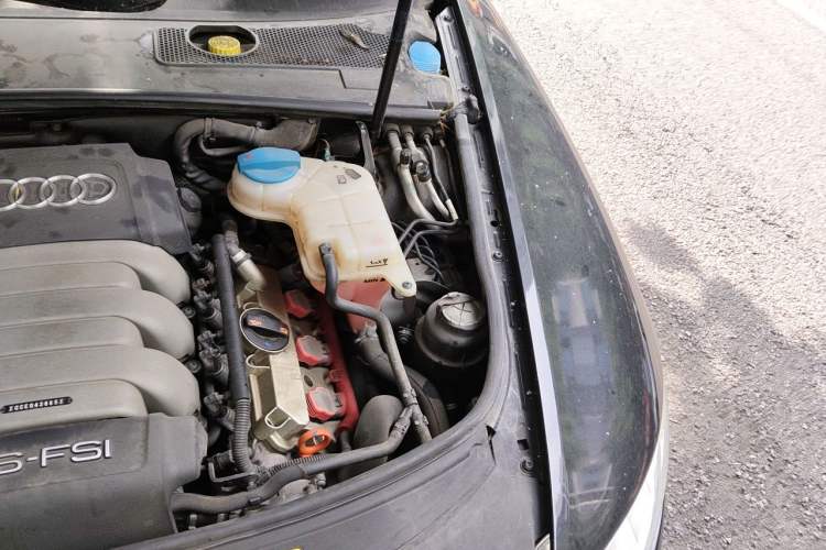 Used Audi A6L 2011 2.8 FSI Comfort Model Engine Bay Left