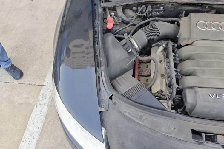 Used Audi A6L 2011 2.8 FSI Comfort Model Engine Bay Right