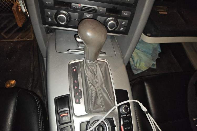 Used Audi A6L 2011 2.0 TFSI Automatic Standard Edition Gear Lever