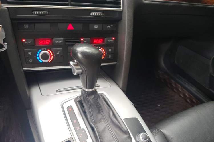 Used Audi A6L 2011 2.0 TFSI automatic Comfort trim Gear Lever