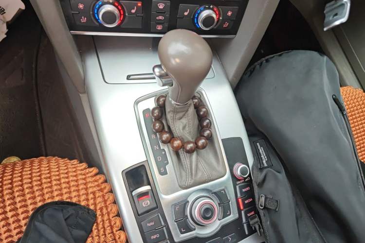 Used Audi A6L 2011 2.0 TFSI automatic Comfort trim Gear Lever