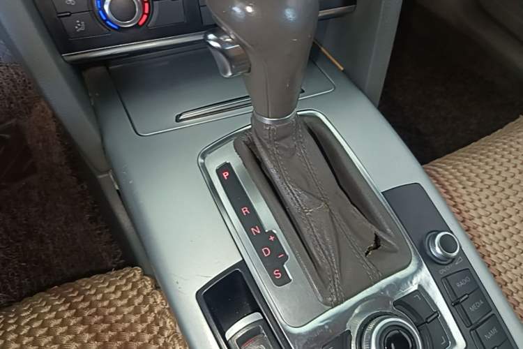 Used Audi A6L 2011 2.0 TFSI Automatic Standard Edition Gear Lever