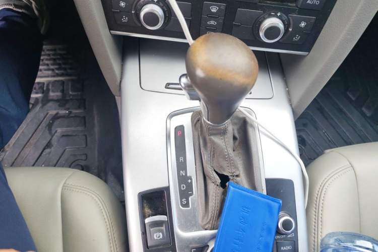 Used Audi A6L 2011 2.0 TFSI Automatic Standard Edition Gear Lever