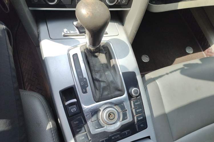 Used Audi A6L 2011 2.0 TFSI Automatic Standard Edition Gear Lever