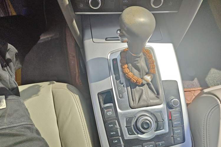Used Audi A6L 2011 2.0 TFSI Automatic Standard Edition Gear Lever
