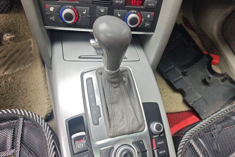 Used Audi A6L 2011 2.0 TFSI automatic Comfort trim Gear Lever