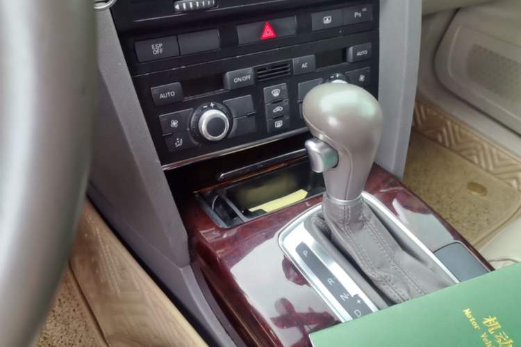 Used Audi A6L 2011 2.0 TFSI automatic Comfort trim Gear Lever