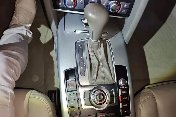 Used Audi A6L 2011 2.0 TFSI automatic Comfort trim Gear Lever