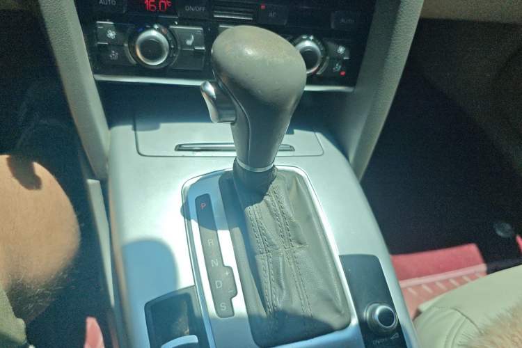 Used Audi A6L 2011 2.0 TFSI automatic Comfort trim Gear Lever