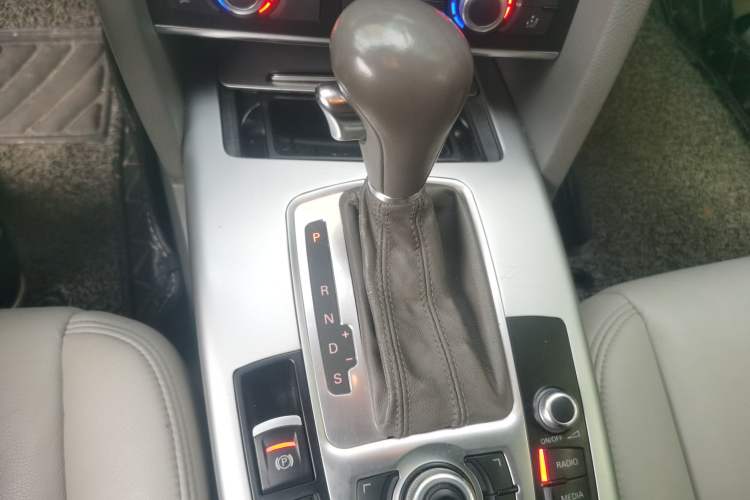 Used Audi A6L 2011 2.0 TFSI Automatic Standard Edition Gear Lever