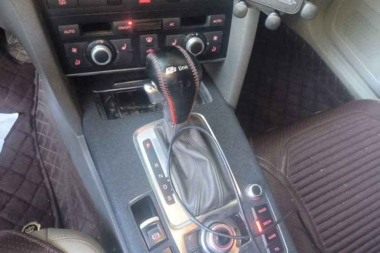 Used Audi A6L 2011 2.0 TFSI automatic Comfort trim Gear Lever