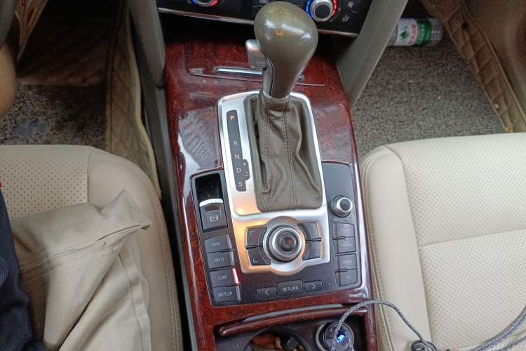 Used Audi A6L 2011 2.0 TFSI automatic Comfort trim Gear Lever