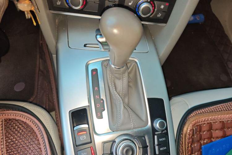 Used Audi A6L 2011 2.0 TFSI automatic Comfort trim Gear Lever