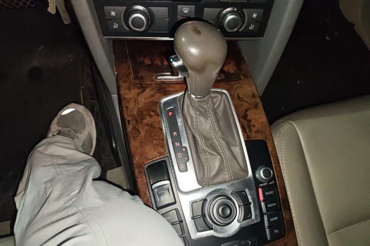 Used Audi A6L 2011 2.0 TFSI Automatic Standard Edition Gear Lever