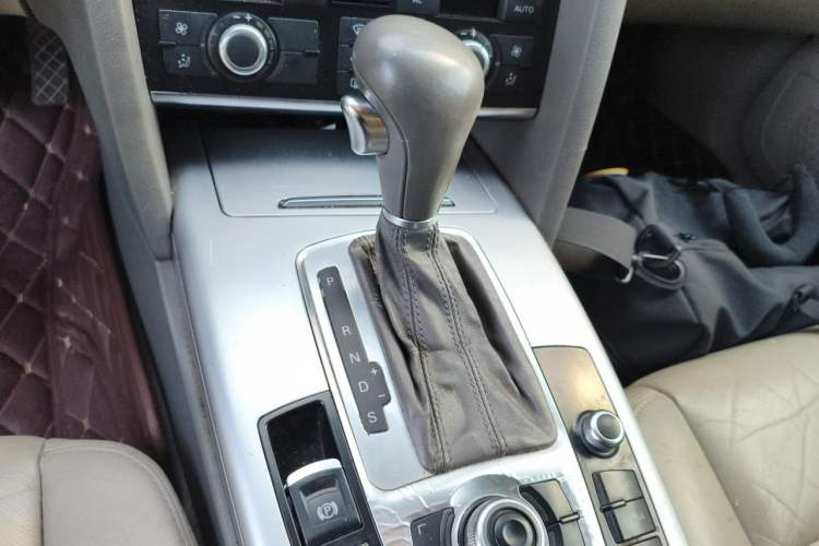 Used Audi A6L 2011 2.0 TFSI Automatic Standard Edition Gear Lever