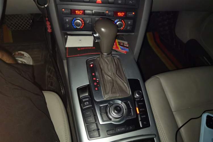 Used Audi A6L 2011 2.0 TFSI automatic Comfort trim Gear Lever