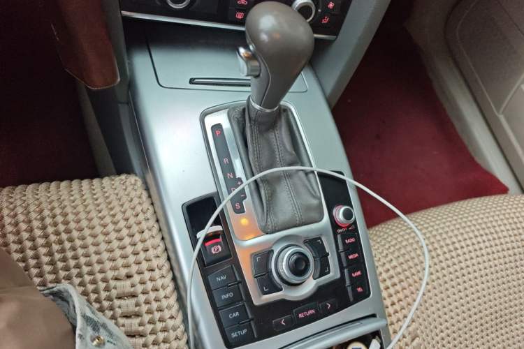 Used Audi A6L 2011 2.0 TFSI automatic Comfort trim Gear Lever
