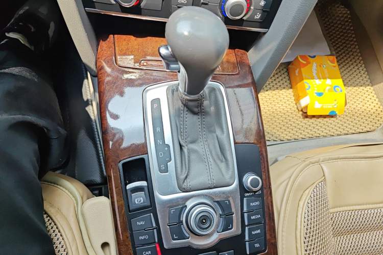 Used Audi A6L 2011 2.0 TFSI Automatic Standard Edition Gear Lever