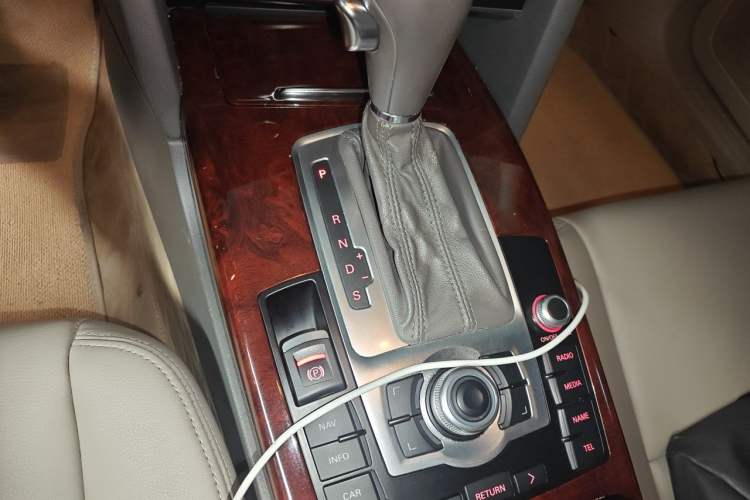 Used Audi A6L 2011 2.0 TFSI Automatic Standard Edition Gear Lever