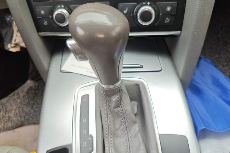 Used Audi A6L 2011 2.0 TFSI automatic Comfort trim Gear Lever