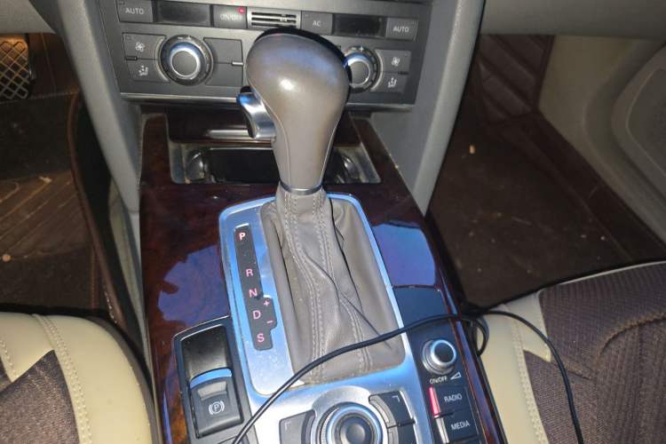 Used Audi A6L 2011 2.0 TFSI Automatic Standard Edition Gear Lever