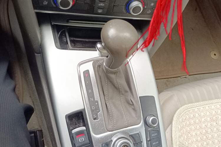 Used Audi A6L 2011 2.0 TFSI Automatic Standard Edition Gear Lever