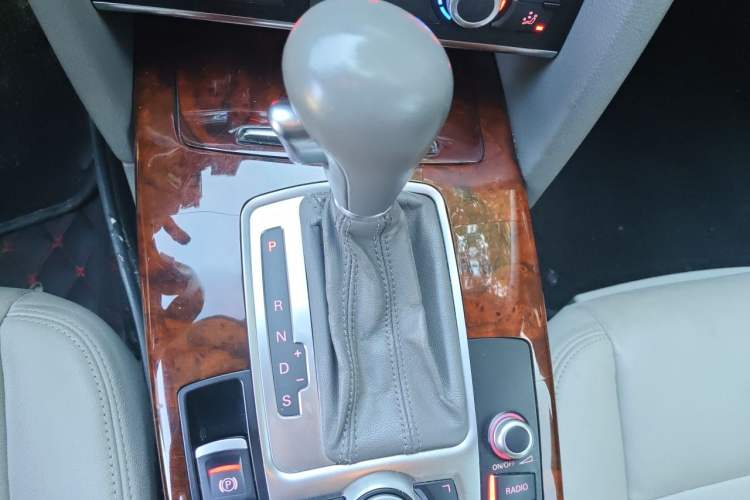 Used Audi A6L 2011 2.0 TFSI automatic Comfort trim Gear Lever