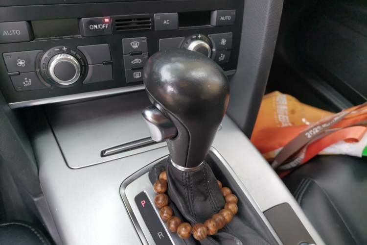 Used Audi A6L 2011 2.0 TFSI automatic Comfort trim Gear Lever
