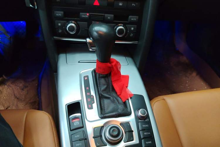 Used Audi A6L 2011 2.0 TFSI Automatic Standard Edition Gear Lever