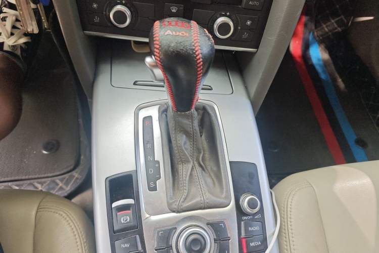 Used Audi A6L 2011 2.0 TFSI Automatic Standard Edition Gear Lever
