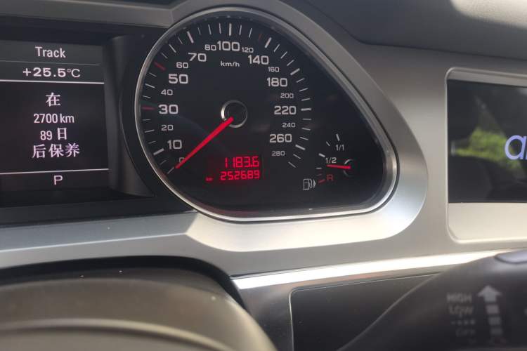 Used Audi A6L 2011 2.0 TFSI Automatic Standard Edition Odometer Close Up