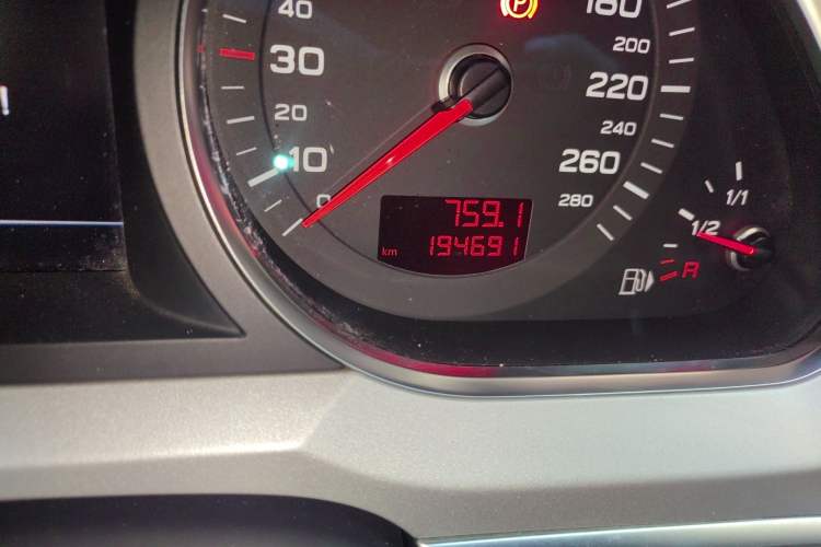 Used Audi A6L 2011 2.0 TFSI Automatic Standard Edition Odometer Close Up