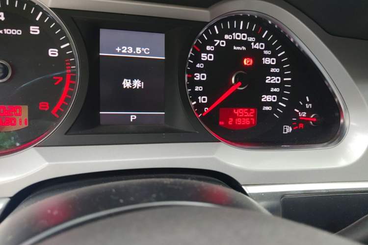 Used Audi A6L 2011 2.0 TFSI automatic Comfort trim Odometer Close Up