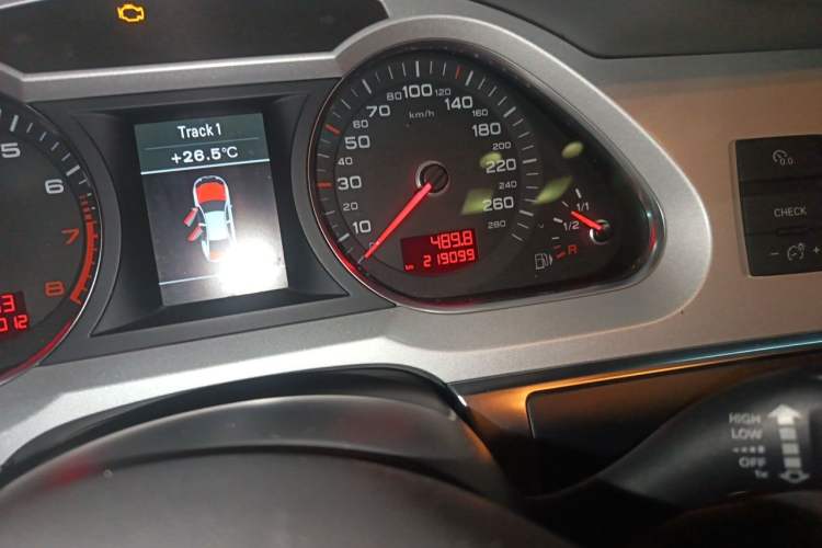 Used Audi A6L 2011 2.0 TFSI Automatic Standard Edition Odometer Close Up