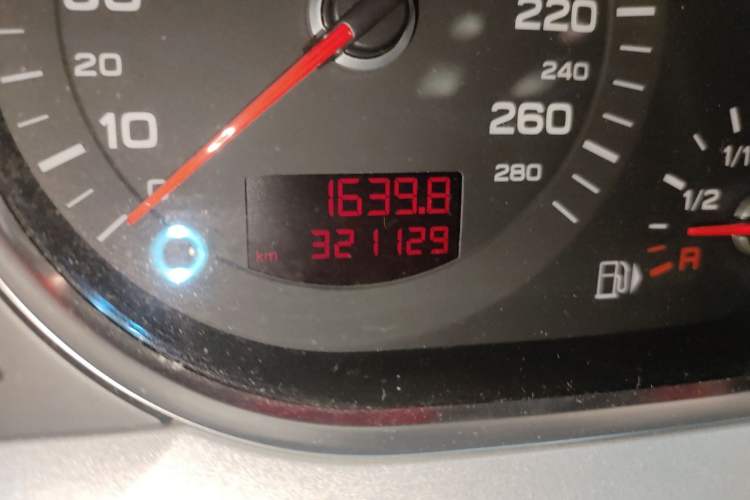 Used Audi A6L 2011 2.0 TFSI Automatic Standard Edition Odometer Close Up