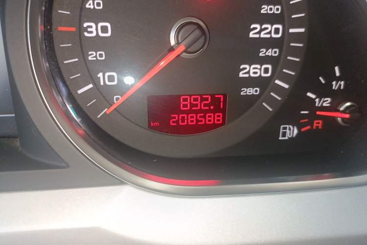 Used Audi A6L 2011 2.0 TFSI Automatic Standard Edition Odometer Close Up