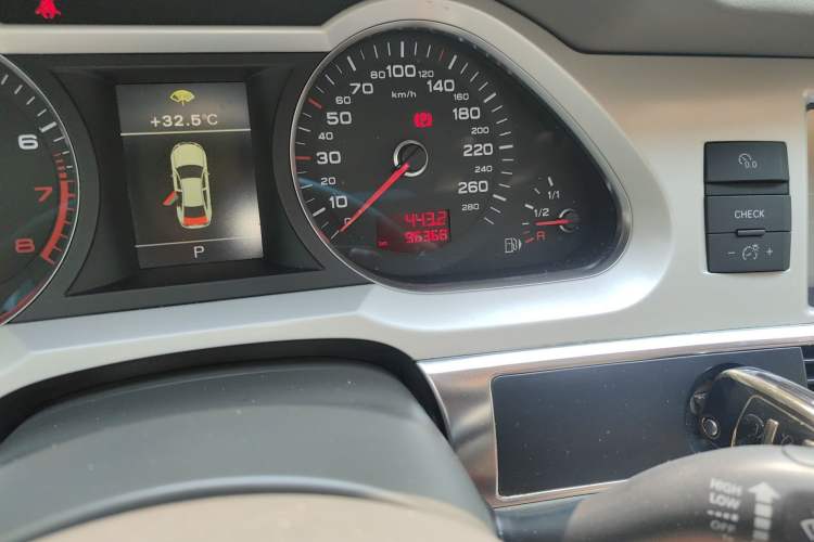 Used Audi A6L 2011 2.0 TFSI Automatic Standard Edition Odometer Close Up