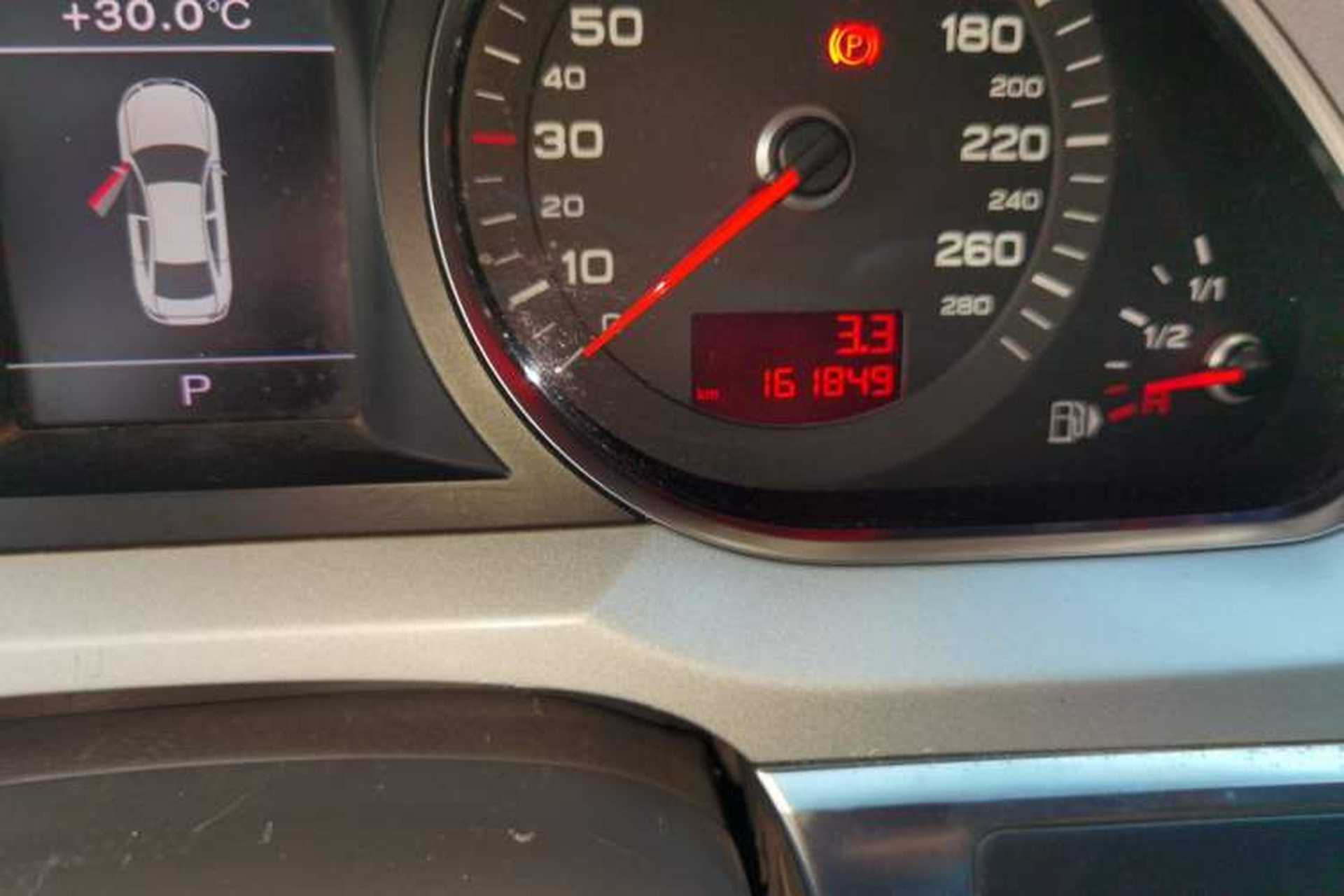 Used Audi A6L 2011 2.0 TFSI Automatic Standard Edition Odometer Close Up