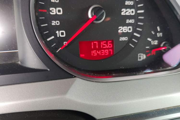 Used Audi A6L 2011 2.0 TFSI Automatic Standard Edition Odometer Close Up