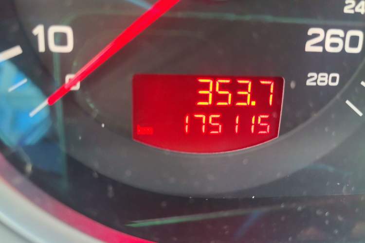 Used Audi A6L 2011 2.0 TFSI Automatic Standard Edition Odometer Close Up