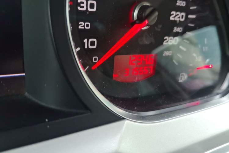 Used Audi A6L 2011 2.0 TFSI automatic Comfort trim Odometer Close Up