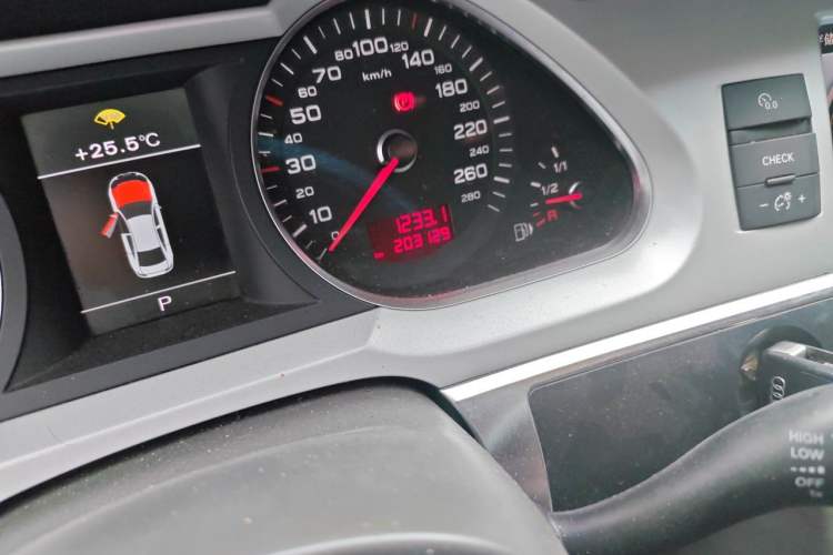 Used Audi A6L 2011 2.0 TFSI Automatic Standard Edition Odometer Close Up
