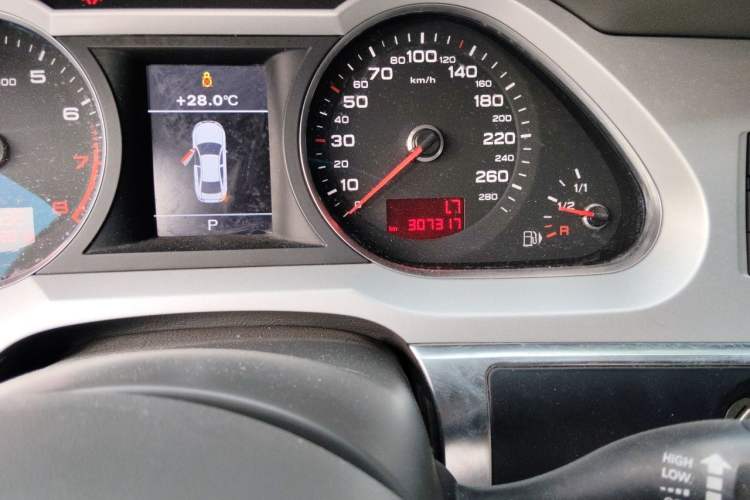 Used Audi A6L 2011 2.8 FSI quattro Luxury Model Odometer Close Up