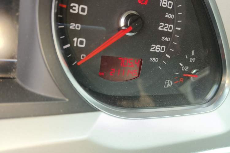Used Audi A6L 2011 2.8 FSI quattro Luxury Model Odometer Close Up