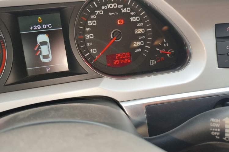 Used Audi A6L 2011 2.0 TFSI Automatic Standard Edition Odometer Close Up