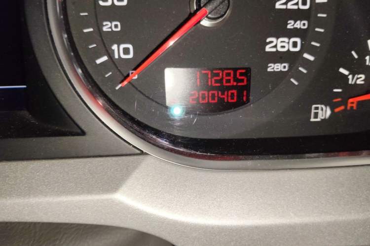 Used Audi A6L 2011 2.4L Luxury Edition Odometer Close Up