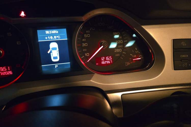 Used Audi A6L 2011 2.0 TFSI Automatic Standard Edition Odometer Close Up