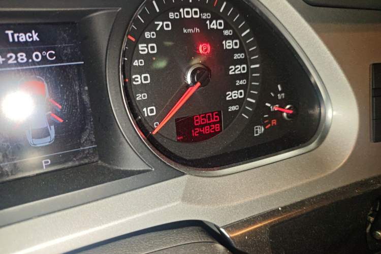 Used Audi A6L 2011 2.0 TFSI Automatic Standard Edition Odometer Close Up